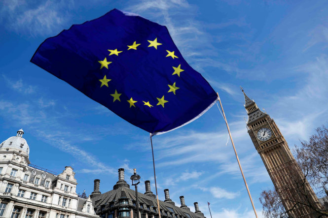 Cờ EU tung bay trong một sự kiện tuần hành tại London, Anh - Ảnh: Reuters