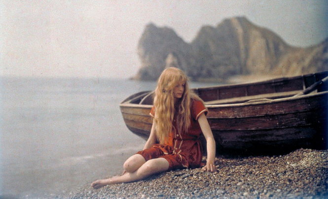 Cô gái áo đỏ, chụp năm 1913 - Ảnh: Mervyn O’Gorman