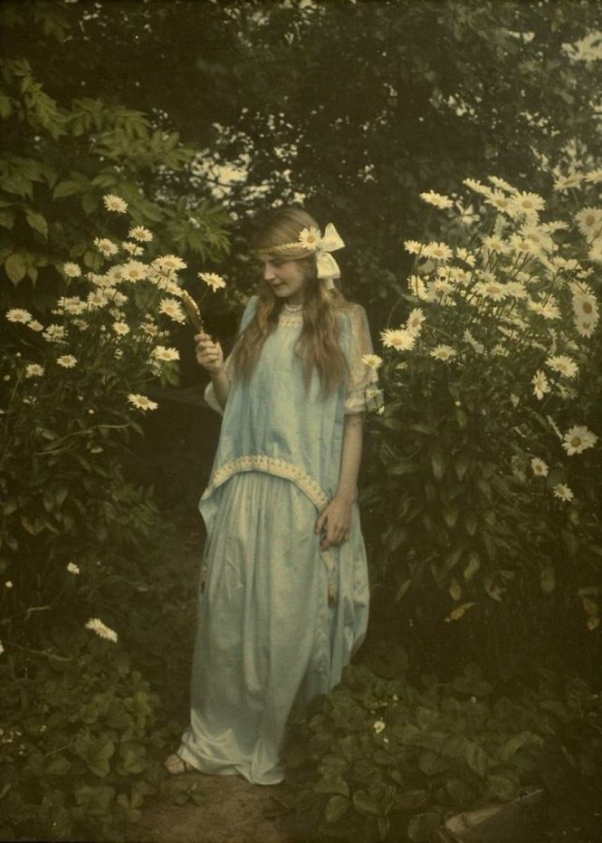 Thiếu nữ bên hoa, năm 1912 - Ảnh: Alfonse Van Besten