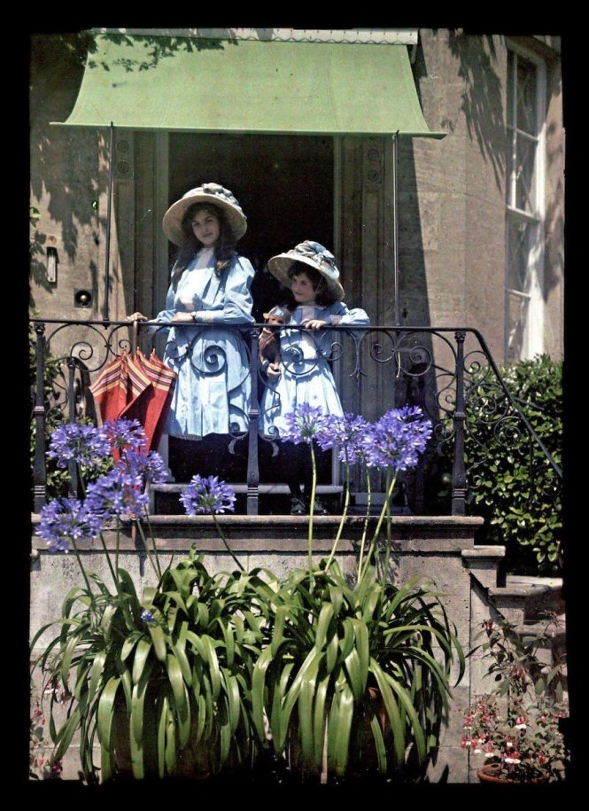 Hai bé gái trên ban công, năm 1908 - Ảnh: Etheldreda Laing
