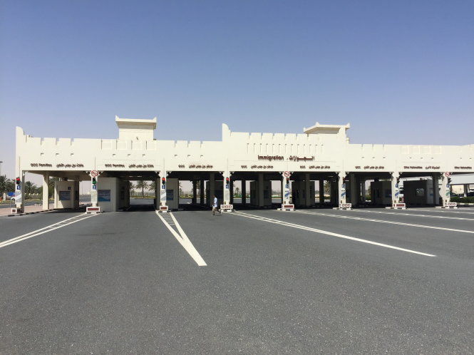 Cảnh vắng lặng ở cửa khẩu biên giới Abu Samra thuộc Qatar hướng sang Saudi Arabia, vào ngày 12-6 - Ảnh: Reuters