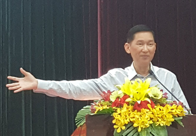 Ông Trần Vĩnh Tuyến trao đổi với các đại biểu tại buổi tiếp xúc cử tri - Ảnh: L. MY