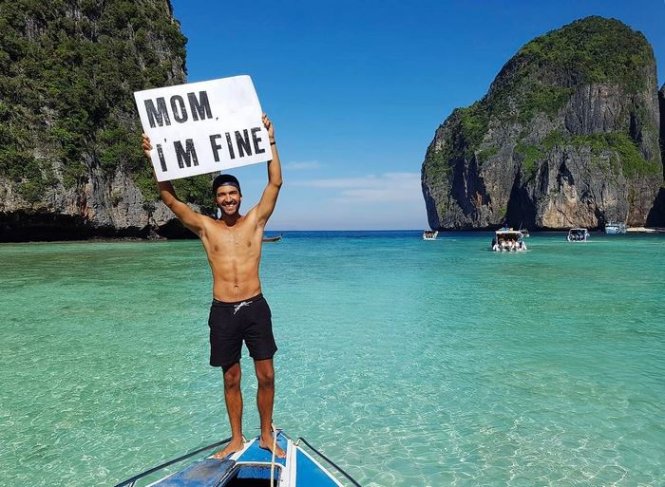 Jonathan Kubben Quiñonez chụp hình ở Krabi, miền nam Thái Lan kèm thông điệp trấn an mẹ