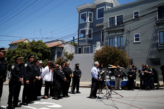 Thị trưởng thành phố San Francisco, ông Ed Lee, phát biểu trước truyền thông sau vụ xả súng tại một cơ sở của hãng chuyển phát hàng UPS tại San Francisco, bang California, Mỹ ngày 14-6 - Ảnh: Reuters