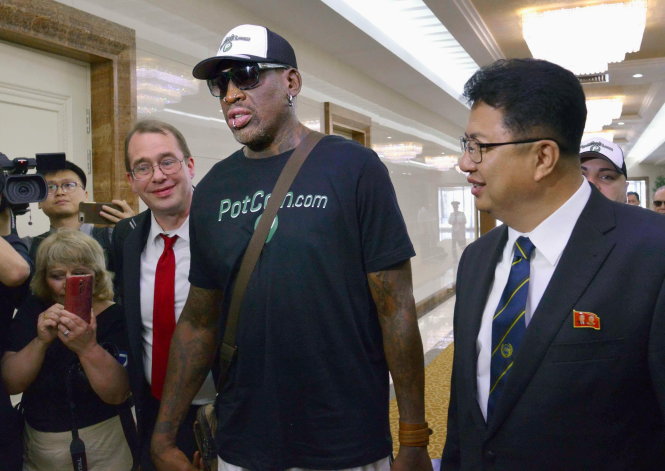 Cựu ngôi sao bóng rổ Mỹ Dennis Rodman đến sân bay Bình Nhưỡng ngày 13-6. Ông này lại rất được trọng vọng ở Triều Tiên vì là bạn của lãnh đạo Kim Jong Un - Ảnh: Reuters