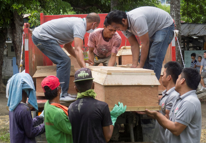 Nhân viên cứu hộ tổ chức chôn cất cho một nạn nhân xấu số tại Marawi - Ảnh: Reuters