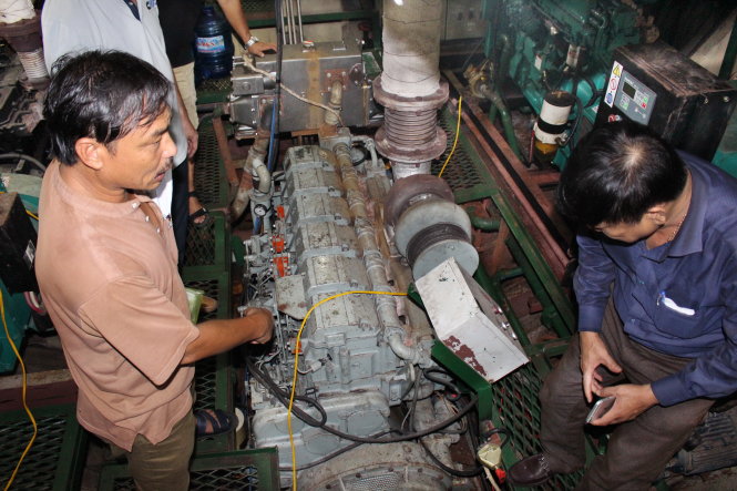 Kiểm tra máy trên tàu vỏ thép của ngư dân Nguyễn Văn Lý  (Bình Định) - Ảnh: THÁI THỊNH