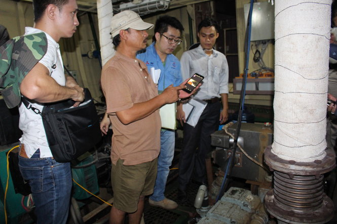 Đại diện Hãng Mitsubishi kiểm tra máy tàu vỏ thép của ông Đinh Công Khánh ở xã Cát Khánh (huyện Phù Cát, tỉnh Bình Định) - Ảnh: D.THANH