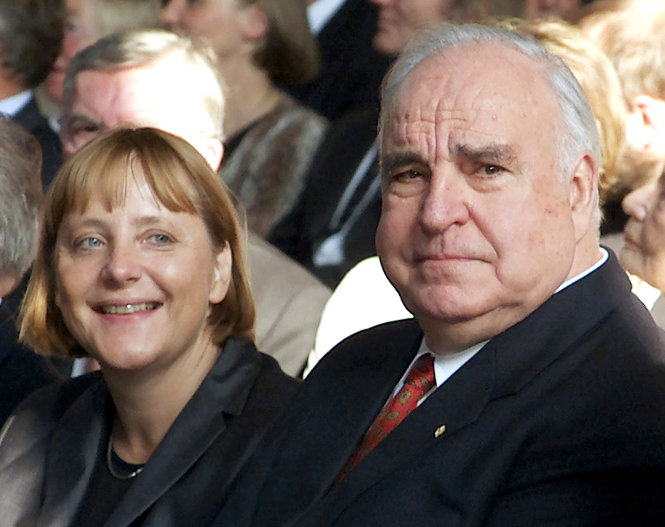 Cựu thủ tướng Đức Helmut Kohl (phải) ngồi cạnh 