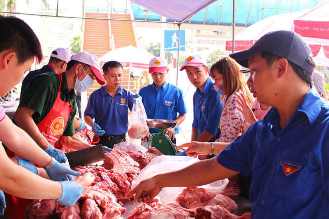 Từ 5h sáng, điểm bán thịt heo “Hỗ trợ chăn nuôi - Trợ giá người tiêu dùng” tập trung rất đông người dân đến mua hàng - Ảnh: HÀ THANH