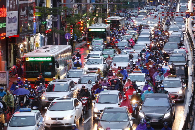 Nhiều đường phố Hà Nội thường xuyên xảy ra kẹt xe. Trong ảnh: xe cộ kẹt cứng trên đường Tây Sơn (Hà Nội) chiều 12-1 - Ảnh: NAM TRAN