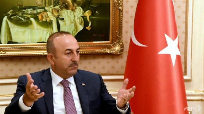 Ngoại trưởng Thổ Nhĩ Kỳ Mevlut Cavusoglu tham dự cuộc họp báo ở thành phố Kuwait ngày 15-6 - Ảnh: AFP