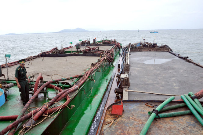 Hai trong số năm sà lan bị Đồn Biên phòng Bến Đá bắt giữ đang neo tại khu vực biển Sao Mai, TP Vũng Tàu, với cát đầy trong bụng - Ảnh: ĐÔNG HÀ