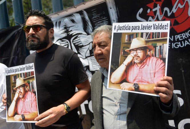 Các nhà báo biểu tình ngày 16-5 đề nghị bắt giữ thủ phạm sát hại Javier Valdez - Ảnh: AFP