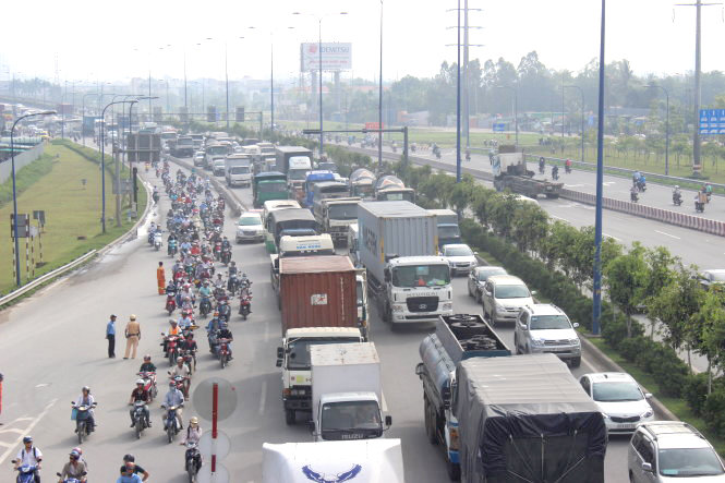 Ùn ứ làn xe ô tô trên xa lộ Hà Nội, đoạn gần nút giao thông Cát Lái - Ảnh: MẬU TRƯỜNG