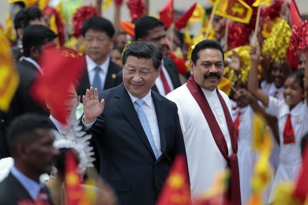 Chủ tịch Trung Quốc Tập Cận Bình (trái) được Tổng thống Sri Lanka khi đó là Mahinda Rajapaksa ra tận sân bay đón trong chuyến thăm tới nước này năm 2014. Chính quyền của Tổng thống Sri Lanka đương nhiệm Maithripala Sirisena sau nỗ lực 