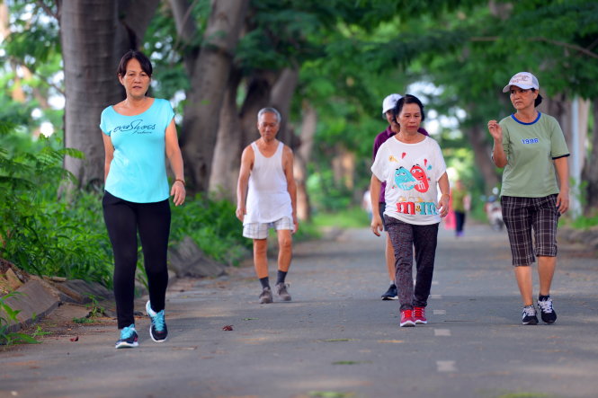 Tại các công viên hầu như vào các buổi sáng sớm chỉ thấy bóng dáng những người lớn tuổi tham gia tập thể dục, vắng bóng các bạn trẻ - Ảnh: HỮU KHOA