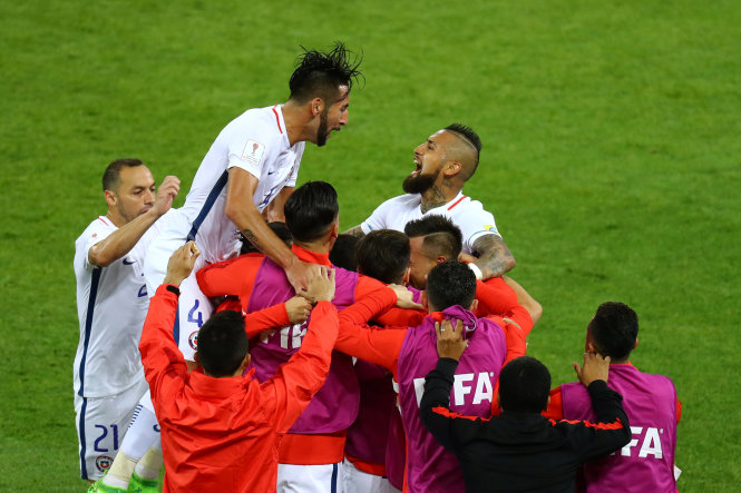 Các cầu thủ Chile ăn mừng chiến thắng trước Cameroon. Ảnh: REUTERS