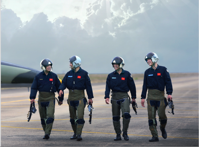 Bốn thế hệ phi công trên đường băng trong bộ phim E910 Giảng đường trên mây - Ảnh: ĐPCC