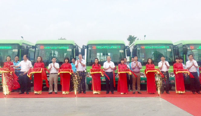 các tuyến xe buýt 97, 98, 99 được khai trương ngày 19-6 nằm trong kế hoạch mở mới 14 tuyến xe buýt của Tổng công ty vận tải Hà Nội trong năm 2017- Ảnh: HOÀNG PHƯƠNG