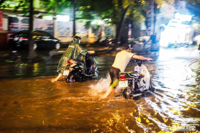 Nhiều xe bị chết máy sau khi di chuyển vào vùng nước ngập - Ảnh: Nguyễn Khánh