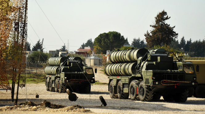 Hệ thống tên lửa phòng không S-400 của Nga tại căn cứ không quân Khmeimim, Syria - Ảnh: Bộ Quốc phòng Nga