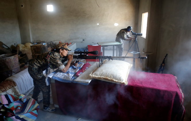 Tay súng bắn tỉa người Kurd thuộc lực lượng Các đơn vị bảo vệ nhân dân (YPG) chiến đấu tại thành phố Raqqa, ngày 18-6 - Ảnh: Reuters