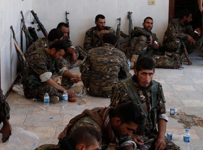 Các tay súng thuộc lực lượng dân quân người Kurd YPG trong giờ nghỉ ngơi tại thành phố Raqqa, ngày 18-6 - Ảnh: Reuters