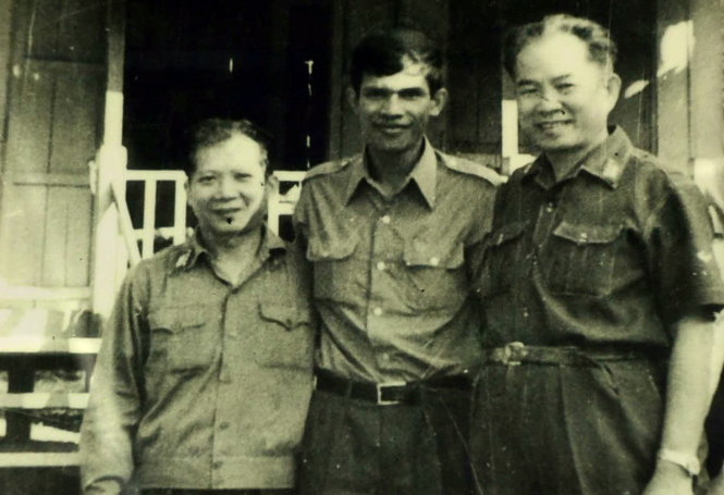 : Thủ tướng CamPuChia HunSen thời trẻ (đứng giữa) ảnh được trưng bày tại Nhà Văn hoá xã Lộc Thạnh, huyện Lộc Ninh, tỉnh Bình Phước - Ảnh: Hữu Khoa