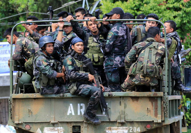 Quân đội Philippines được tăng viện đến Marawi nhằm nỗ lực kết thúc chiến sự trước cuối tuần này - Ảnh: Reuters