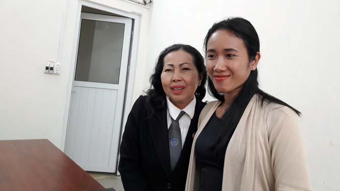 Chị Nguyễn Thị Thanh Huyền và luật sư Trần Thị Ngọc Nữ sau khi nghe phán quyết của tòa - Ảnh Hoàng Điệp