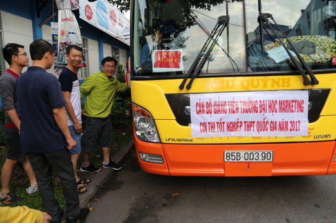 Xe đưa CBGV Trường ĐH Tài Chính Marketing đi coi thi tại tỉnh Ninh Thuận sáng 20-6 - Ảnh: Như Hùng