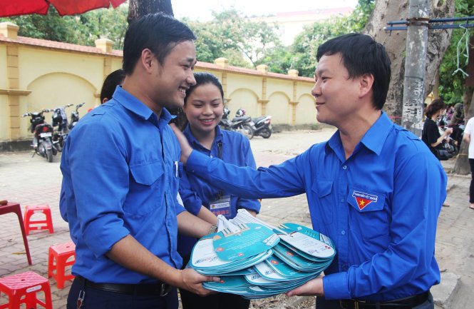 Anh Phạm Tuấn Vinh, bí thư Tỉnh đoàn Nghệ An, tặng nước, quạt cho các đội tình nguyện tiếp sức mùa thi ở TP Vinh - Ảnh: Doãn Hòa