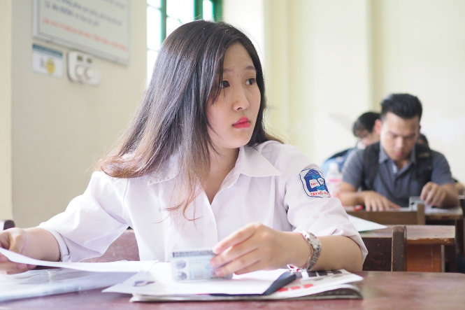 Một thí sinh đang theo dõi hướng dẫn của các giám thị trong ngày tập trung phổ biến quy chế thi cho các thí sinh - Ảnh: Nguyễn Khánh