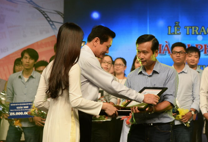 Tác giả Vân Trường báo Tuổi Trẻ được trao giải nhất về thể loại Phóng sự điều tra “đường đi của Việt ra nước ngoài” tại lễ trao giải báo chí lần thứ 35 - 2017  - Ảnh: Tự Trung