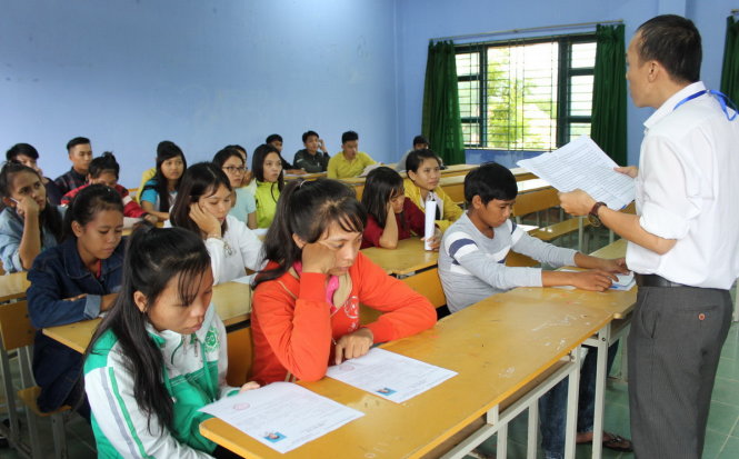 Các thí sinh vào phòng thi nghe phổ biến nội quy thi tại điểm thi Trường THPT Bác Ái, huyện miền núi Bác Ái, Ninh Thuận - Ảnh: M.Trân