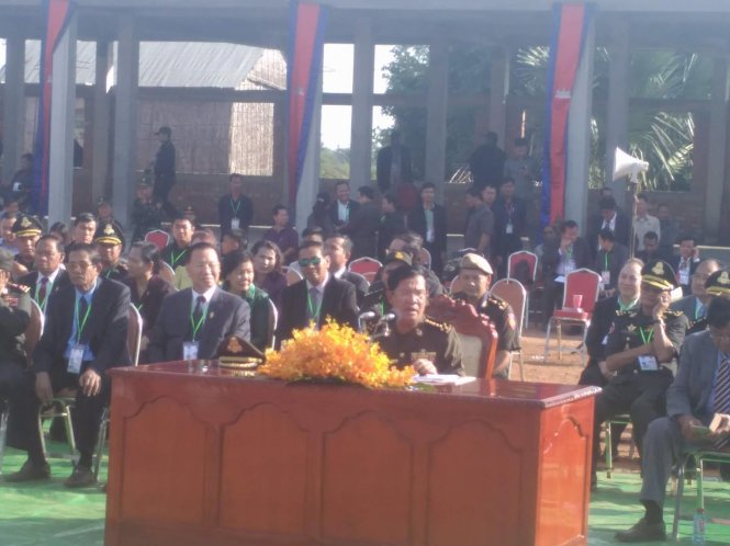 Ảnh TT Hun Sen phát biểu trước người dân và các tướng lĩnh  sáng 21 - 6, tại Koh Thmor, nơi ngày xưa ông chỉ huy một đơn vị quân đội trước khi sang VN