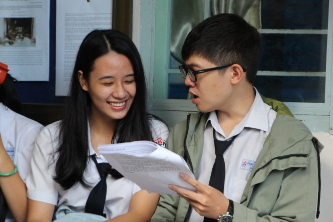 Các thí sinh tranh thủ dò bài trước giờ thi tại Trường THPT Phú Nhuận, Q.Phú Nhuận, TP.HCM - Ảnh: THU TRANG