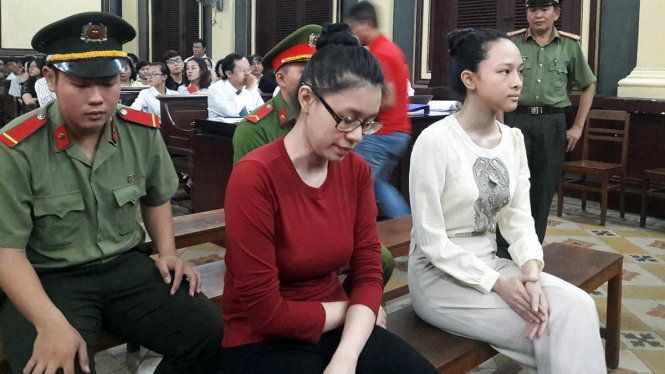 Hoa hậu Phương Nga (ngồi bên phải) và  Nguyễn Đức Thùy Dung - Ảnh: Hoàng Điệp