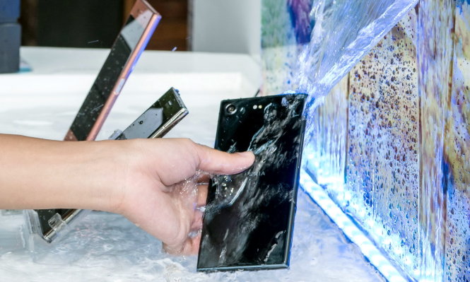 Sony Xperia XZ Premium thử sức chịu đựng với nước - Ảnh: Anh Tú