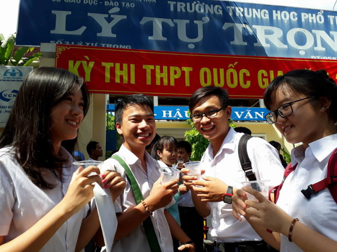 Học sinh tại điểm thi Trường THPT Lý Tự Trọng, Khánh Hòa nói đề dễ kiếm điểm - Ảnh: Trung Tân