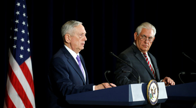 Ngoại trưởng Mỹ Tillerson (phải) và Bộ trưởng Quốc phòng Mattis tại cuộc họp báo sau đối thoại an ninh - ngoại giao với Trung Quốc - Ảnh: Reuters