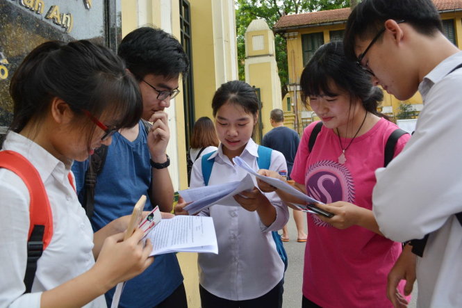 Nhóm thi sinh trao đổi về bài thi môn ngoại ngữ  tại điểm thi trường THPT Chu Văn An, Hà Nội) - Ảnh: Chí Tuệ