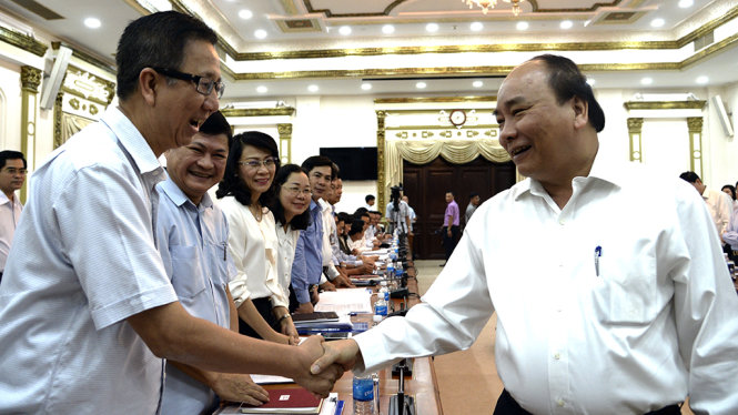 Thủ tướng Nguyễn Xuân Phúc trò chuyện cùng các đại biểu tham dự buổi làm việc với lãnh đạo TP.HCM sáng 23-6-2017 - Ảnh: Tự Trung