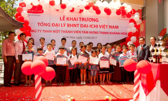 Trao tặng học bổng cho các em học sinh tại thị xã Ninh Hòa (Khánh Hòa)