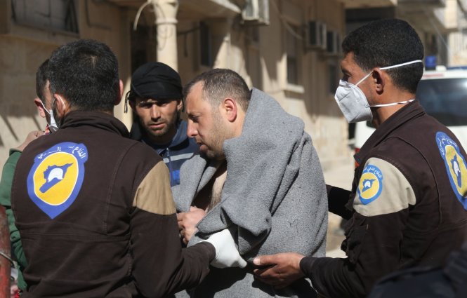 Một nạn nhân khí độc sarin được đưa đến cơ sở y tế - Ảnh: AFP