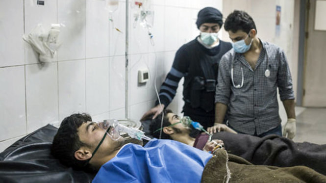Các chiến binh hít phải khí độc ở Jobar đang được chữa trị - Ảnh: Laurent Van Der Stockt