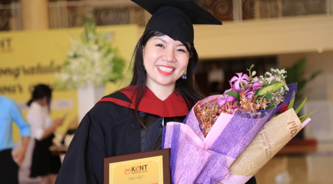 Nguyễn Thị Kiều Oanh - sinh viên xuất sắc khoa Quản trị Kinh doanh 2017, nhận được học bổng toàn phần du học Úc tại Học viện Kent trong 02 năm.