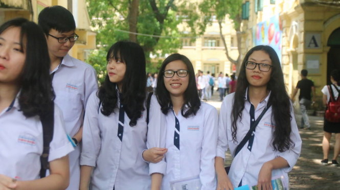 Thí sinh vui vẻ sau giờ thi giáo dục công dân tại trường THPT Việt Đức, Hà Nội - Ảnh: Hoài Nam
