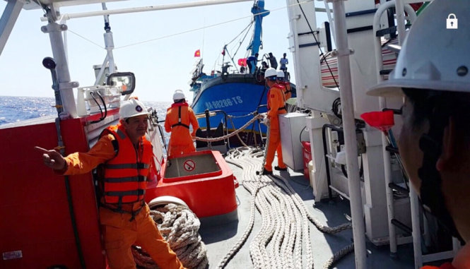 Tàu tìm kiếm cứu nạn hàng hải SAR 273 đã đưa  tàu cá  NA 98286 TS cùng 17 ngư dân bị nạn về cảng Cửa Lò, Nghệ An an toàn  vào sáng 25-6 - Ảnh: Vietnam MRCC